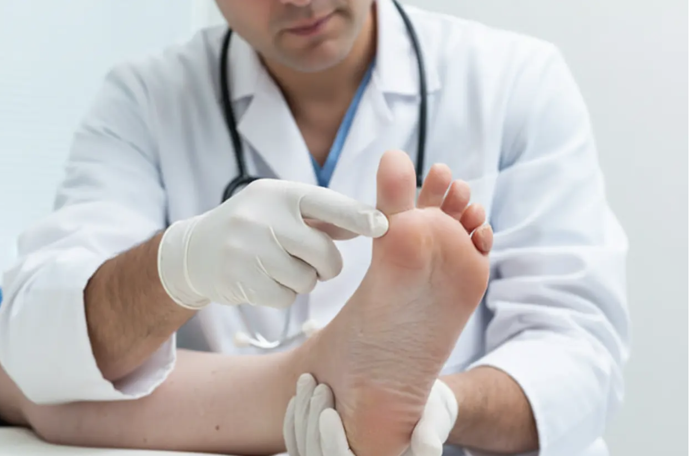 Arzt untersucht Fußnagel eines Patienten